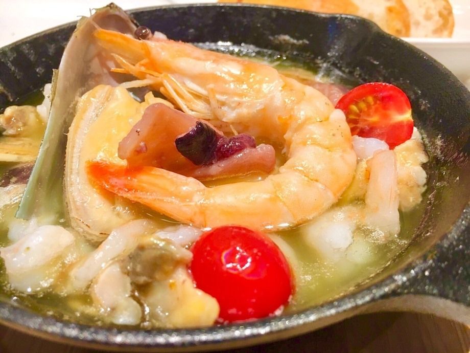 天使の海老と魚介のアヒージョ　バゲット添え