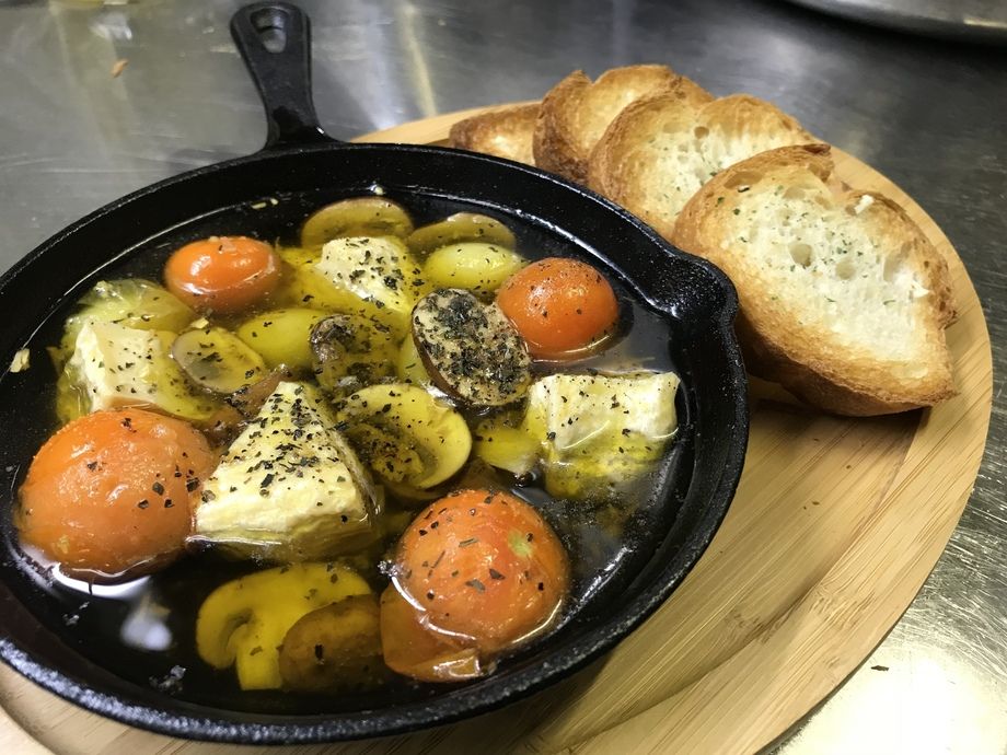 カリカリバゲットで食べるアヒージョ