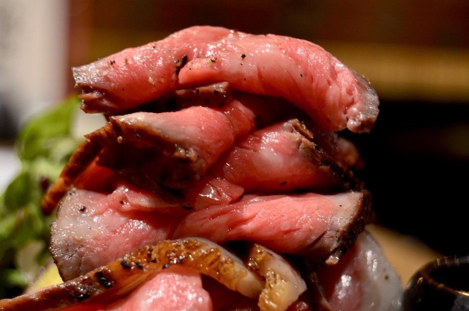 【おすすめ】黒毛和牛 自家製ローストのわら燻り焼き（1,590）