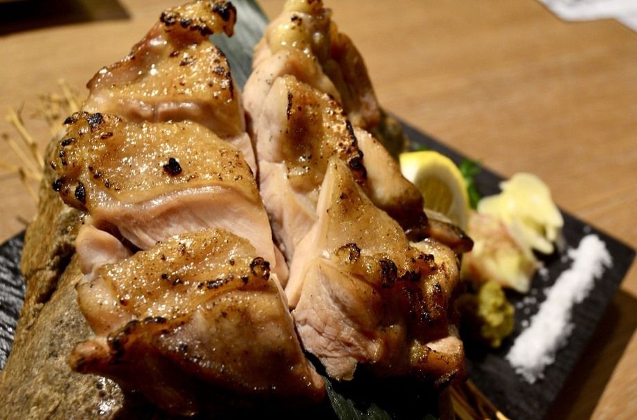 【おすすめ】四万十鶏もも肉のわら焼き  （1,190）