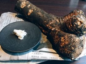 じゃこ山椒たまごかけご飯に添えられる山わさび