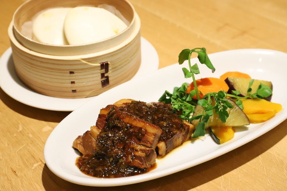 トロトロ豚肉の角煮蒸しパン添え（890円）