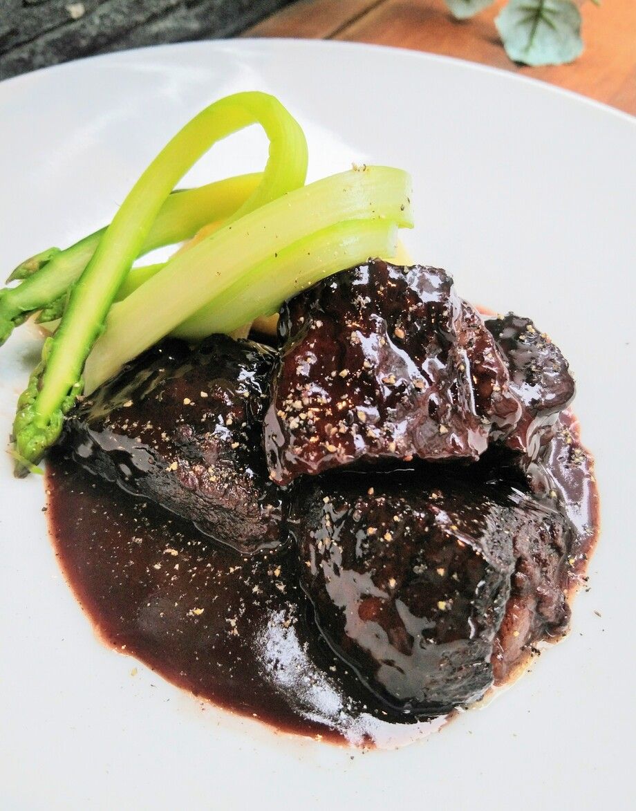 国産牛スネ肉のトスカーナ風赤ワイン煮こみ「大人のビーフシチュー　ペポーゾ」