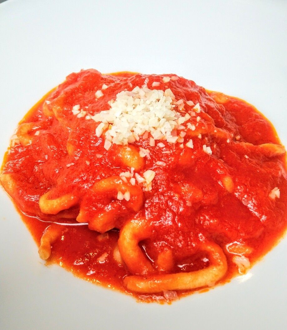 トスカーナ産ペコリーノチーズとニンニク香る濃厚トマトソース　自家製ピチ