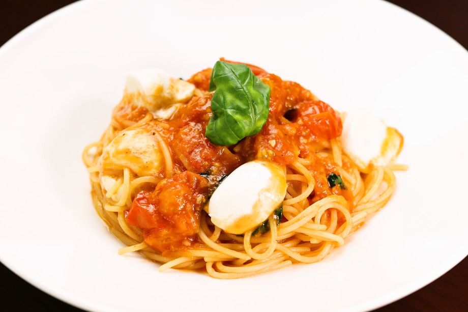 フレッシュトマトとイタリア産モッツァレラのトマトソース　自家製タリアテッレ