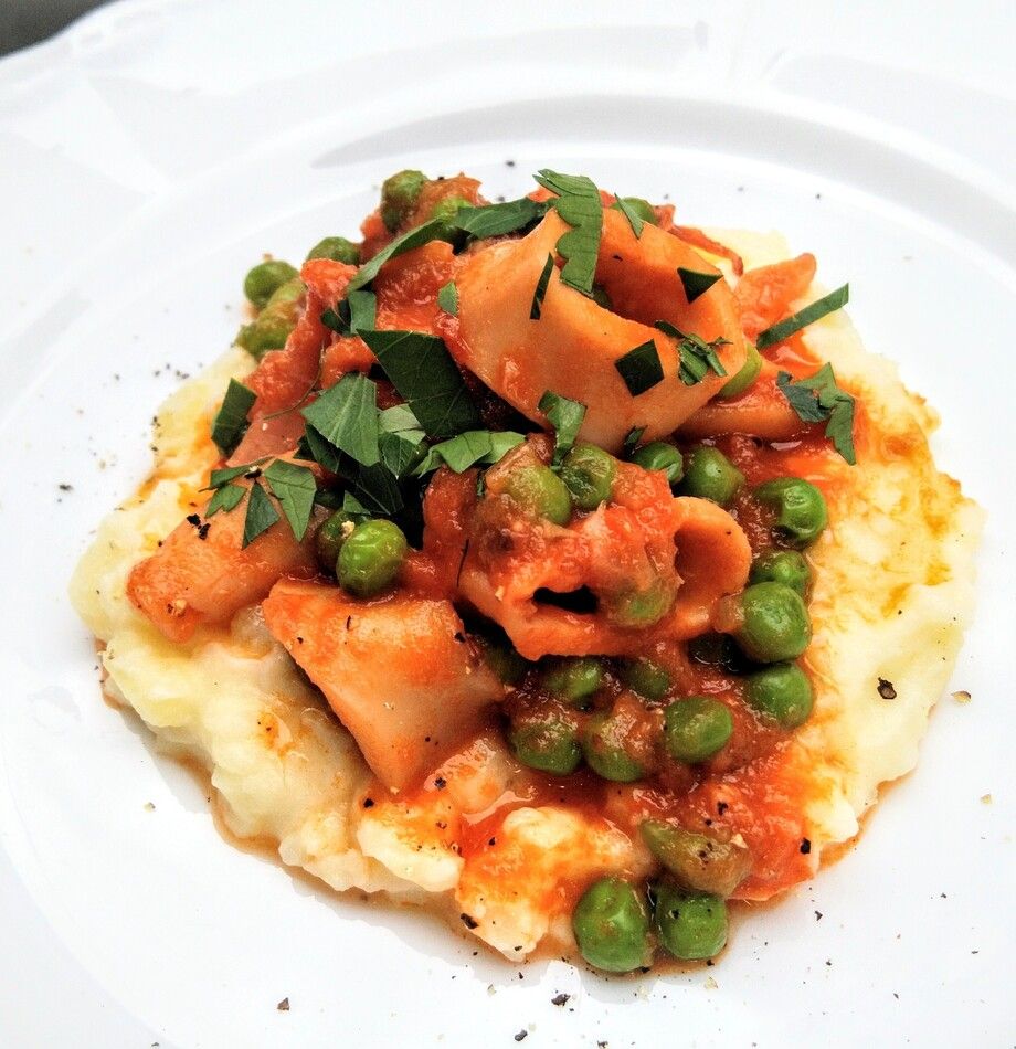 ヤリイカとグリーンピースのアラビアータ　ジャガイモのピューレ添え