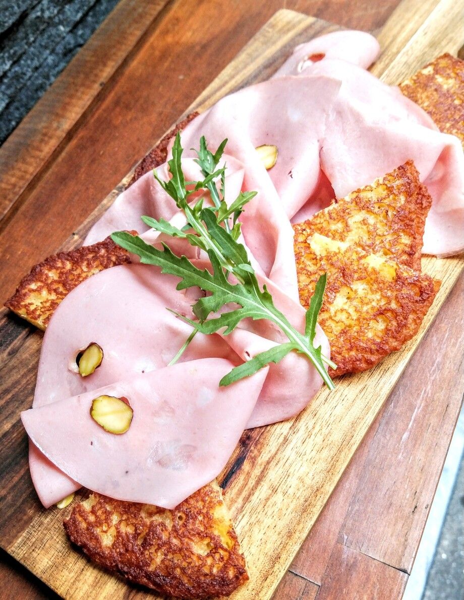 ボローニャ産ハム「モルタデッラ」をのせたトスカーナ名物チェチーナ（ヒヨコ豆のパンケーキ）