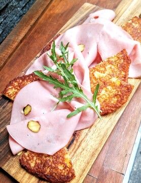 ボローニャ産ハム「モルタデッラ」をのせたトスカーナ名物チェチーナ（ヒヨコ豆のパンケーキ）