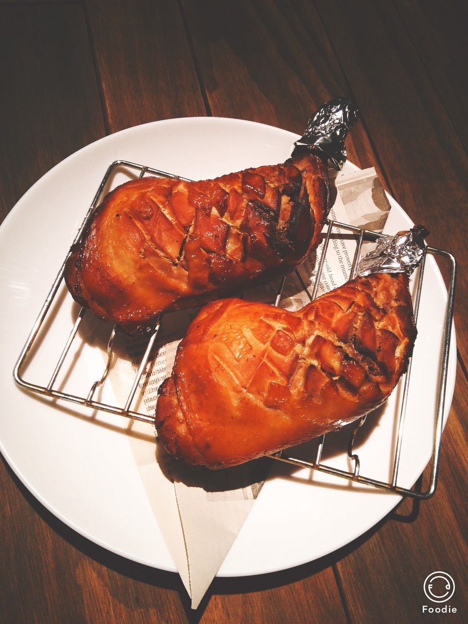 自家燻製の骨付きスモークチキン（￥650）