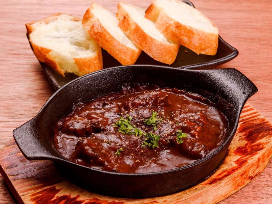 牛スジの赤ワイン煮込み