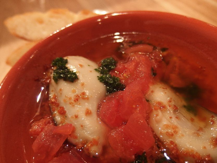 牡蠣のガーリックオイル煮自家製パンと一緒に