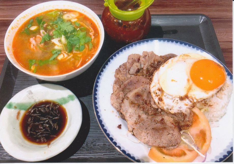 豚肉・鶏肉のナンプラー炒め(スープ付き)（８８０）