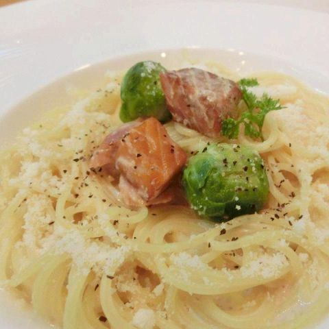 スモーク鮭と芽キャベツのクリームソースパスタ