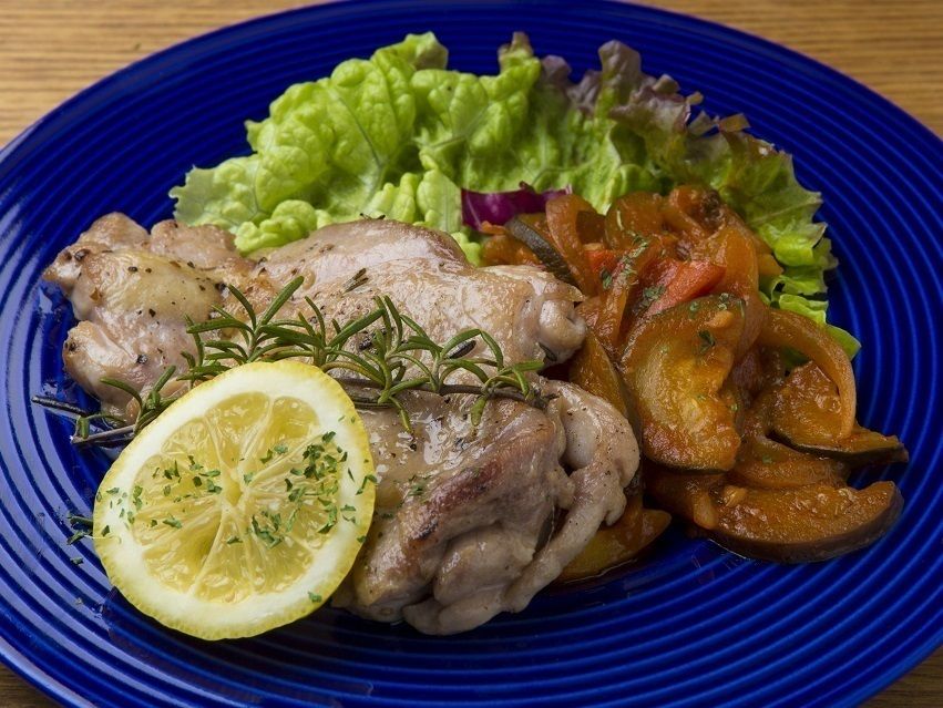 大山どりを使用した鶏もも肉のソテー　～ローズマリー風味～（880円）