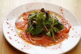 スモークサーモンのカルパッチョ　サラダ仕立て