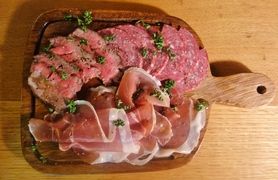 イタリア産生ハムとサラミ、自家製ローストビーフの盛り合わせ