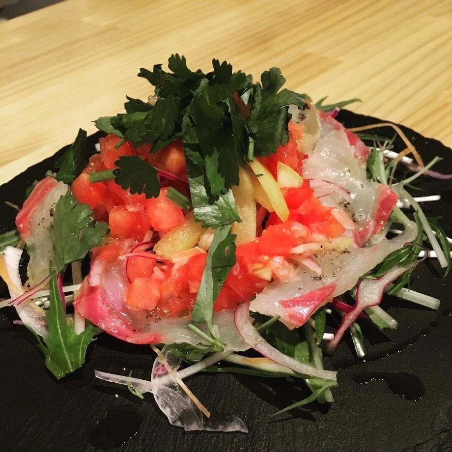 鮮魚のカルパッチョ レモンサルサとパクチー乗せ