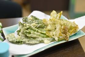 タラの芽と柿の葉の天ぷら