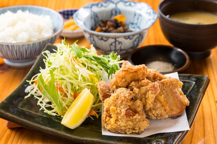 〜平日メニュー〜：若鶏の唐揚げ定食