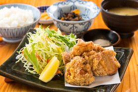 〜平日メニュー〜：若鶏の唐揚げ定食