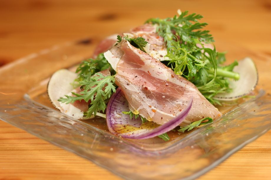 パルマ産生ハムと春菊のサラダ 