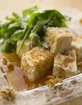 豆腐とチーズ、くるみのサラダ 