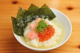 いくらと鮭と、炙り海苔のお茶漬け