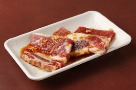 ＜牛＞骨付きカルビ