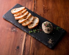 鶏白レバーのパテ　バケット添え