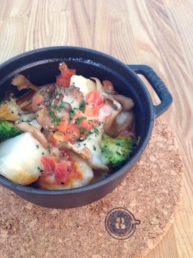 イカと野菜のトマトチーズ煮込み パン2枚付