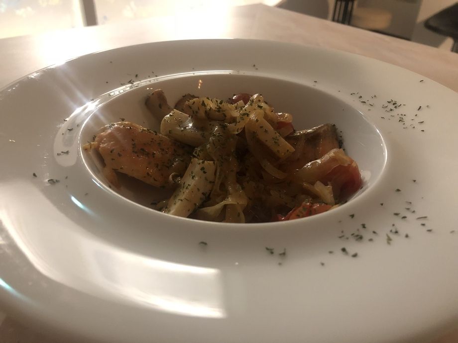 サーモンときのこの白ワイン風味