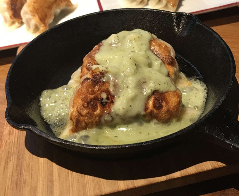 イタリアン鉄板餃子 ジェノベーゼチーズソース