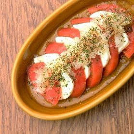 フレッシュトマトのマリネとモッツァレラチーズのカプレーゼ