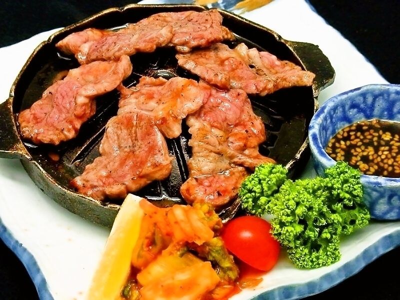 鉄板！生ラムの炭焼き（強めの炭火で表面だけカリッと焼き上げました。中はほんのりピンクでジューシー。） （850円）