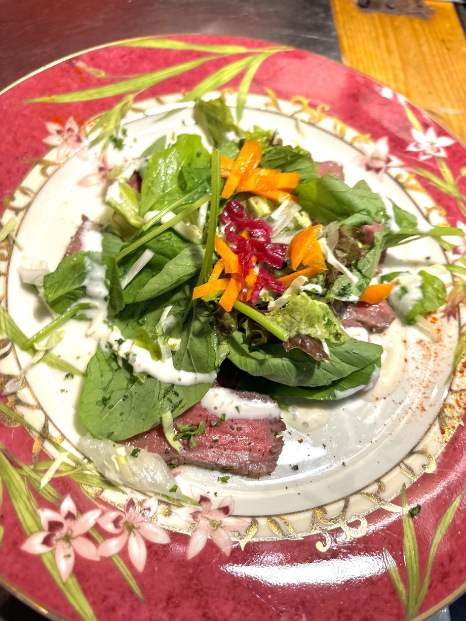 和牛のローストビーフサラダ（1280円税込）