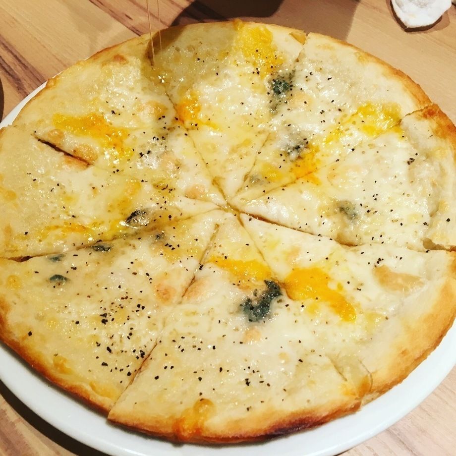 ゴルゴンゾーラ ピザ　ハチミツ添え 