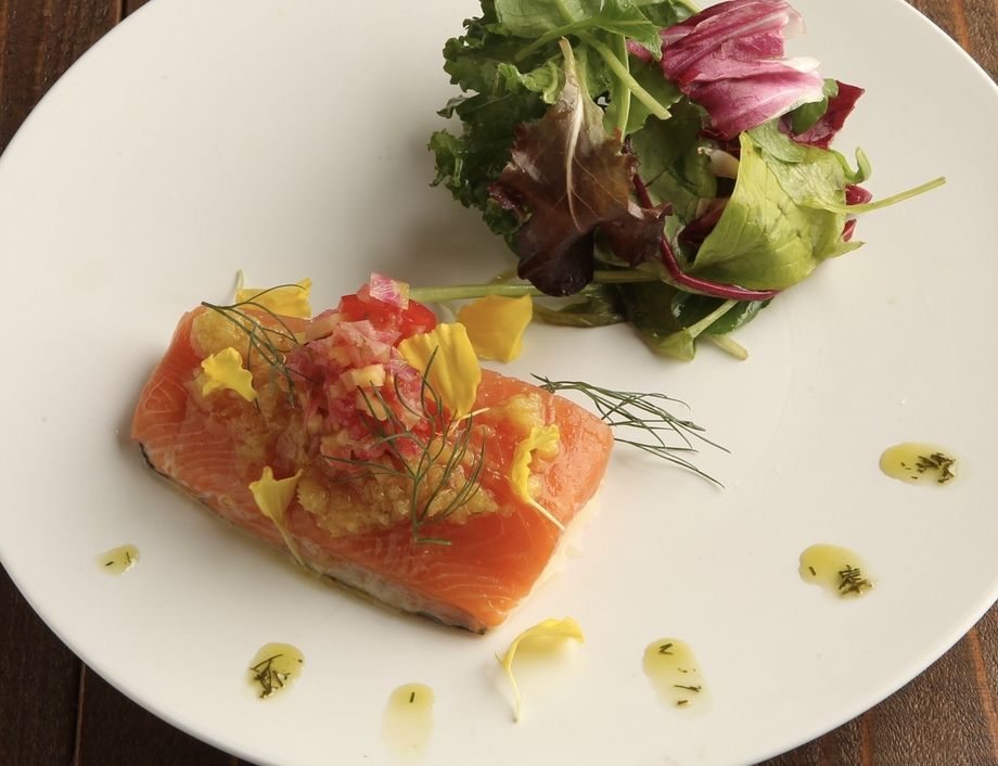 自家製スモークサーモンのコンフィとサフランのオリエンタル