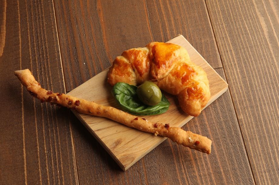 黒トリュフ入り自家製クロワッサンと生ハム・全粒粉を練り込んだグリッシーニ