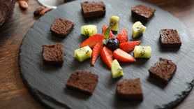 熟成ガトーショコラ 〜季節のフルーツ添え〜