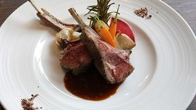 カカオ料理(骨付き仔羊のロースト)