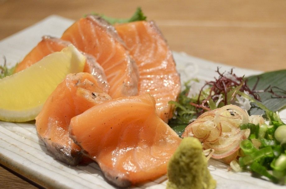 ノルウェーサーモンのわら焼きたたき（890）