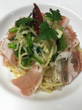 生ハムと季節野菜のガーリックスパ