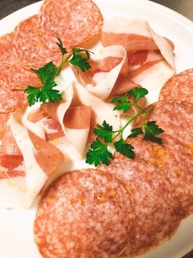 生ハムとサラミ盛り