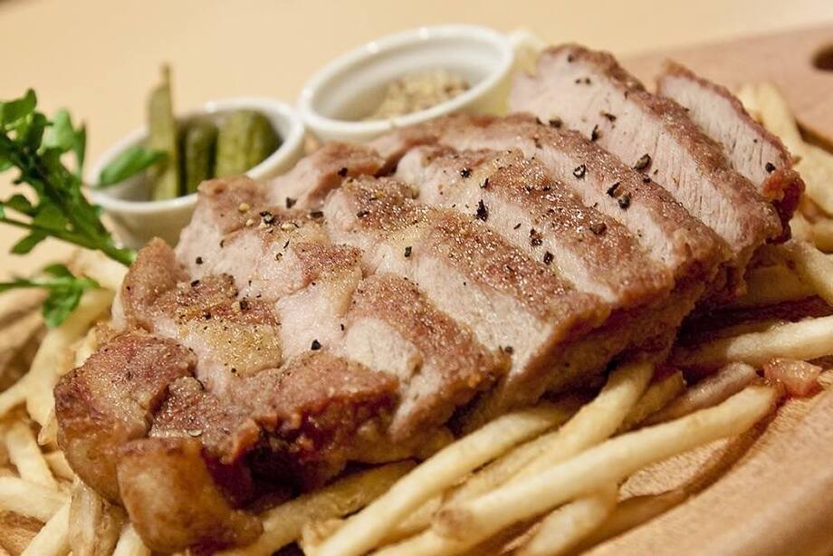 秋田県より八幡平ポークの肩ロースソテー〜たっぷりフライドポテト付き〜（¥1280）