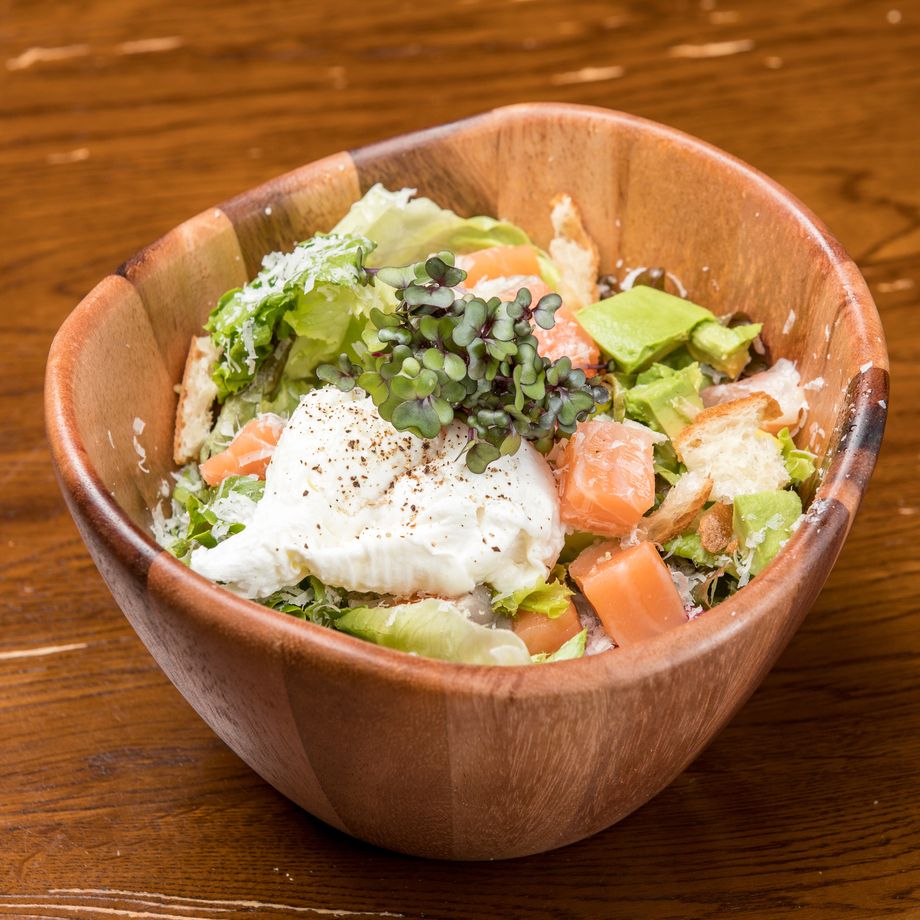 お刺身サーモンとアボカドのシーザーサラダ 半熟卵とパルメザンドレッシング（950円）