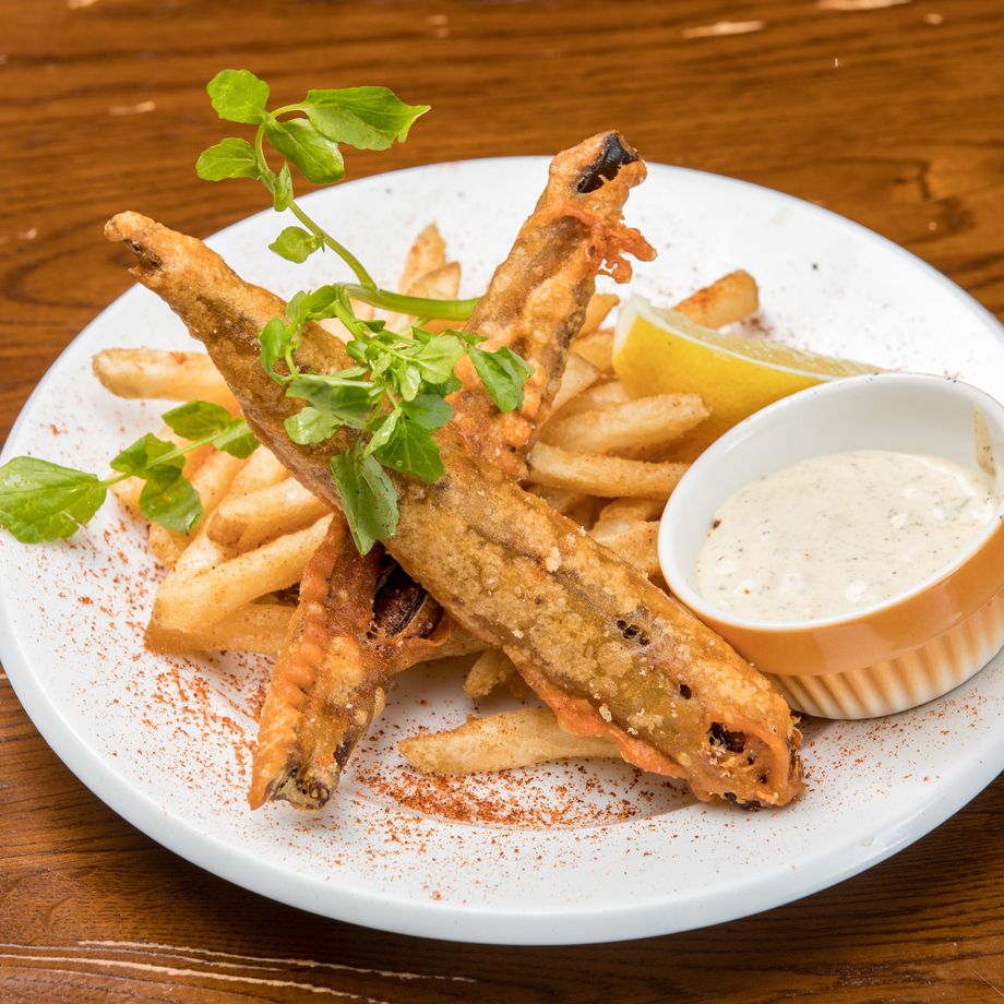 燻製した鯖(サバ)とスパイシーなポテトフライのフィッシュ&チップス（600円）