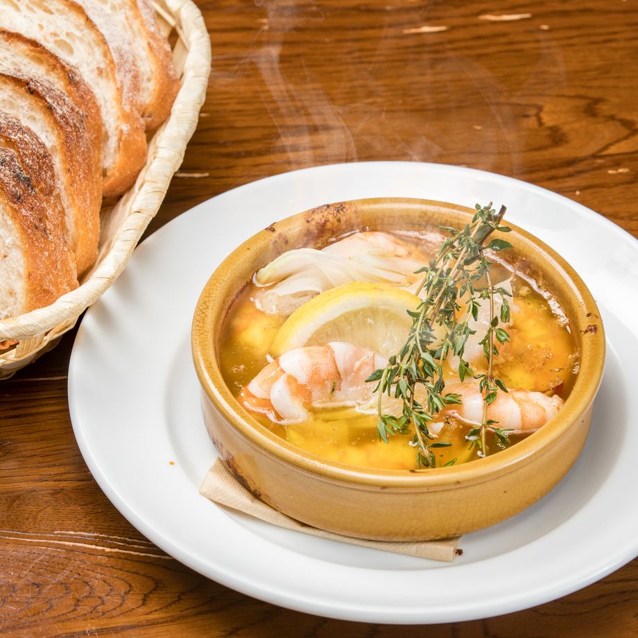 贅沢な海老と新タマネギのアヒージョ（950円）