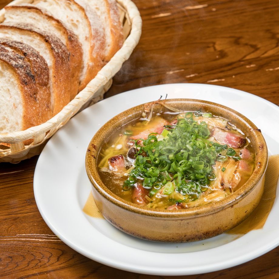 3種キノコと厚切りベーコンのアヒージョ（850円）