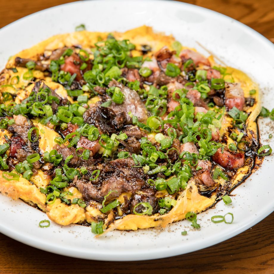 豪快‼肉盛りおつまみチーズオムレツ バルサミコソース（900円）