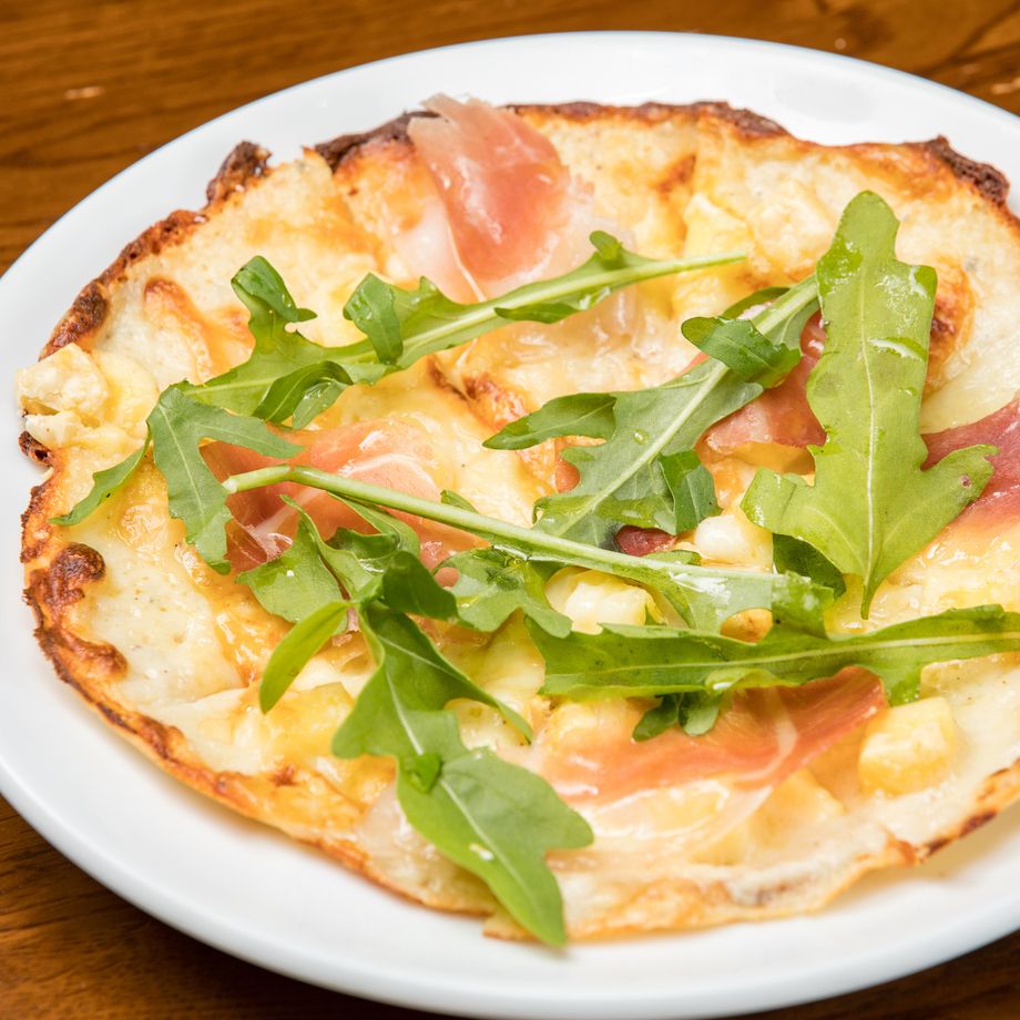 パルマ産生ハムと4種チーズとルッコラのおつまみピザ（900円）